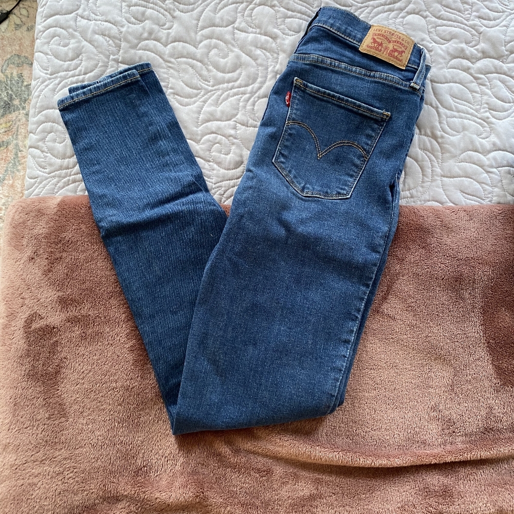 Levi blue skinny jeans